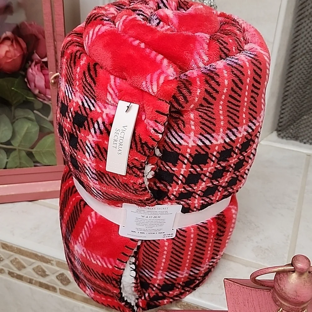 💕❤️ VICTORIA'S SECRET Red/Pink Plaid COZY Sherpa Throw Blanket ❤️💕